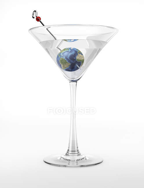 Cocktailglas mit eingestecktem Planeten Erde im Wasser. — Stockfoto