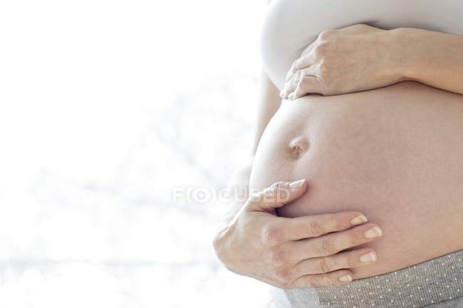 Mulher grávida tocando barriga . — Fotografia de Stock