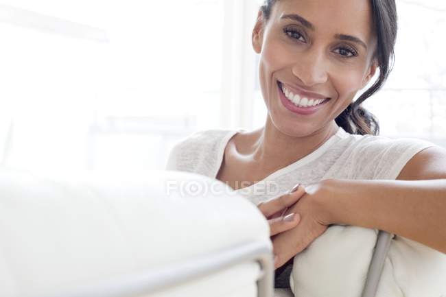 Femme moyenne adulte souriant et regardant à la caméra, portrait . — Photo de stock