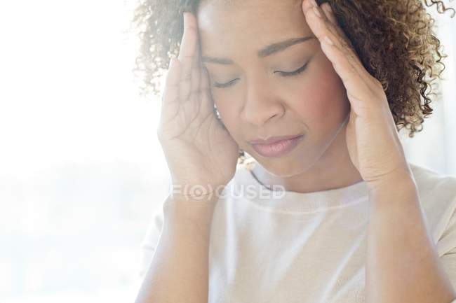 Mujer con dolor de cabeza - foto de stock