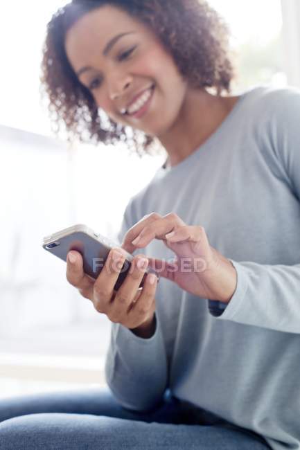 Mulher bonita usando telefone celular — Fotografia de Stock