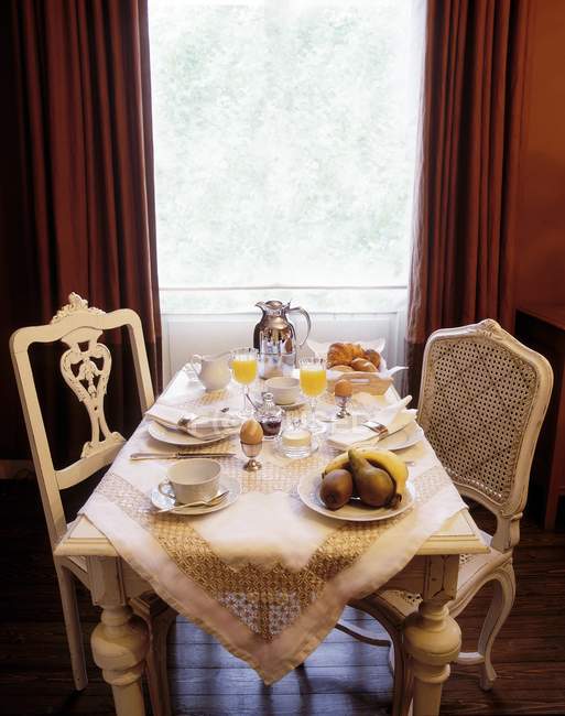 Tisch zum Frühstück gedeckt — Stockfoto