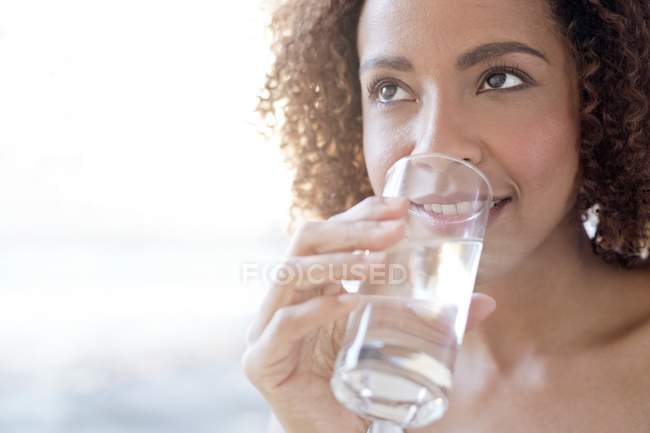 Donna acqua potabile — Foto stock