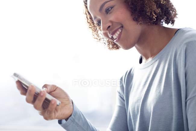 Привлекательная женщина с мобильным телефоном — стоковое фото