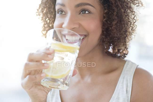 Mujer agua potable - foto de stock