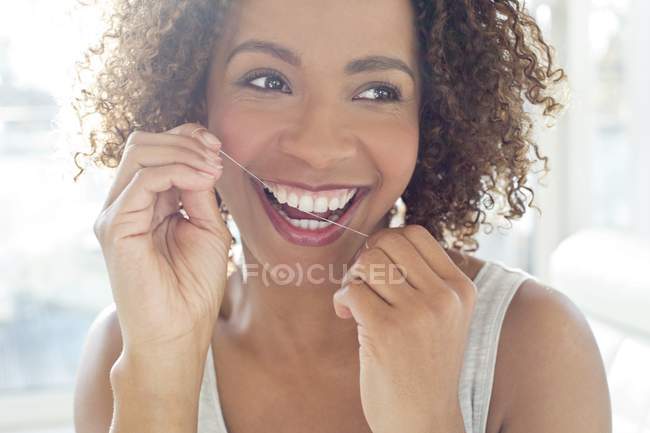 Жінка зубною ниткою зубів . — стокове фото