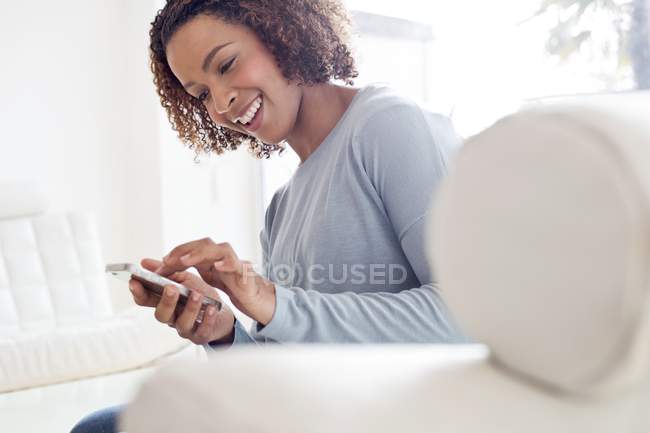 Mujer feliz usando el teléfono celular - foto de stock