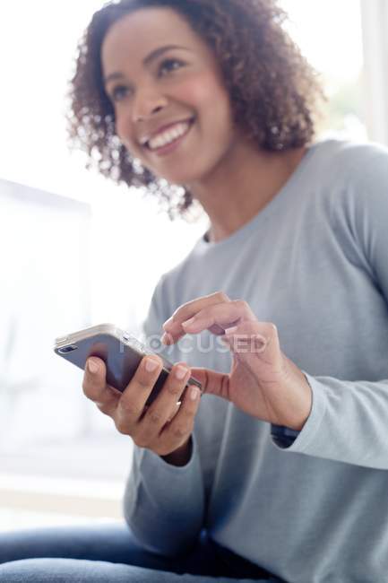 Mulher bonita usando telefone celular — Fotografia de Stock