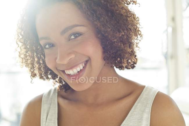 Mulher feliz sorrindo para a câmera — Fotografia de Stock