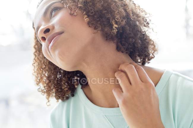 Mulher coçar pescoço — Fotografia de Stock