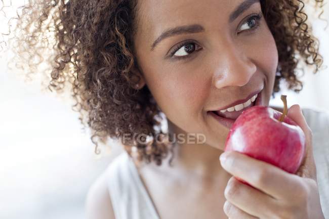 Jolie femme mangeant pomme — Photo de stock