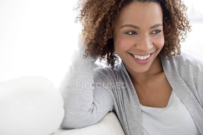 Mujer feliz y bonita sonriendo - foto de stock