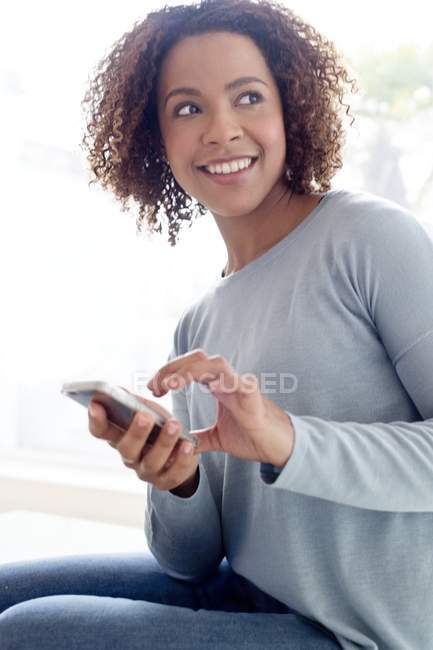 Mujer feliz usando el teléfono celular - foto de stock