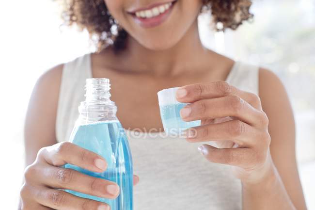 Femme utilisant bain de bouche — Photo de stock