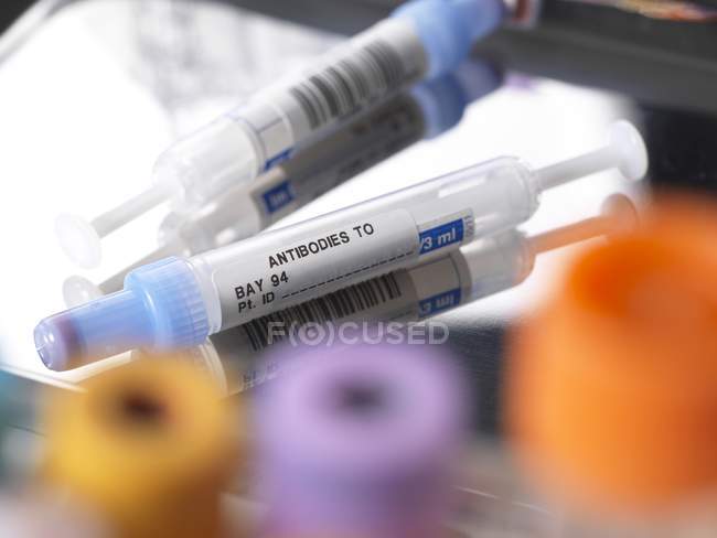 Injections d'anticorps sur plateau chirurgical . — Photo de stock
