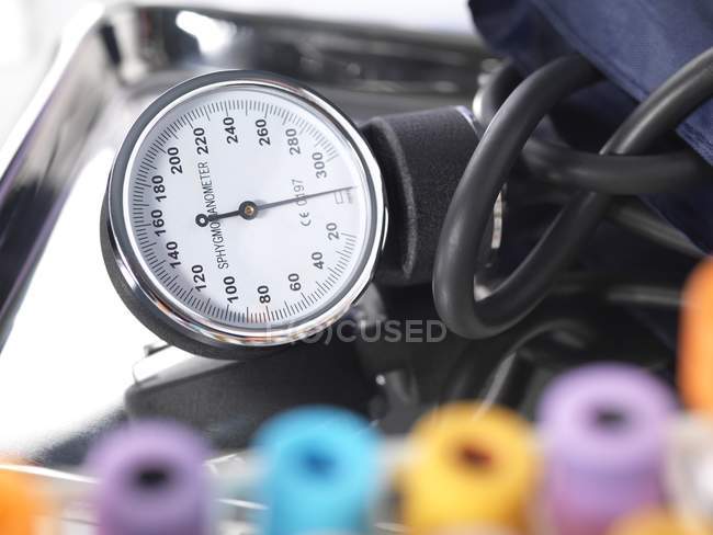 Medidor de pressão arterial na bandeja cirúrgica . — Fotografia de Stock