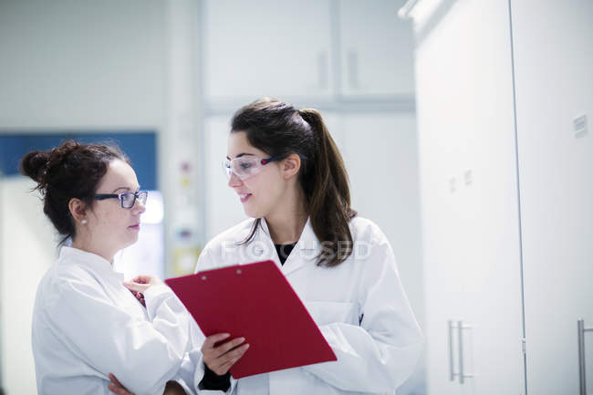 Des femmes scientifiques parlent en laboratoire . — Photo de stock