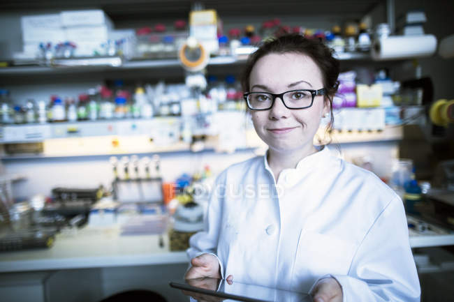 Científica femenina trabajando en laboratorio con tableta digital
. - foto de stock