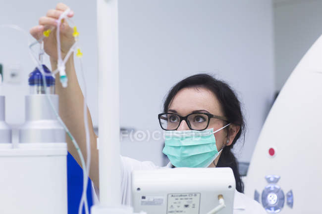 Женщина-рентгенолог осматривает оборудование . — стоковое фото