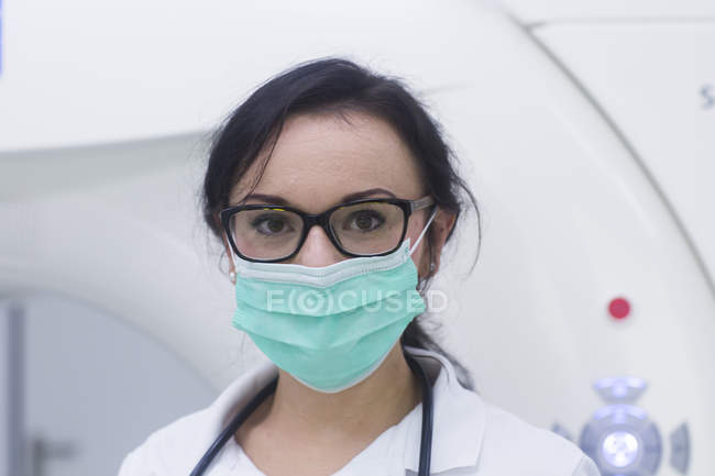 Hospital radiologist wearing face mask. — Stock Photo