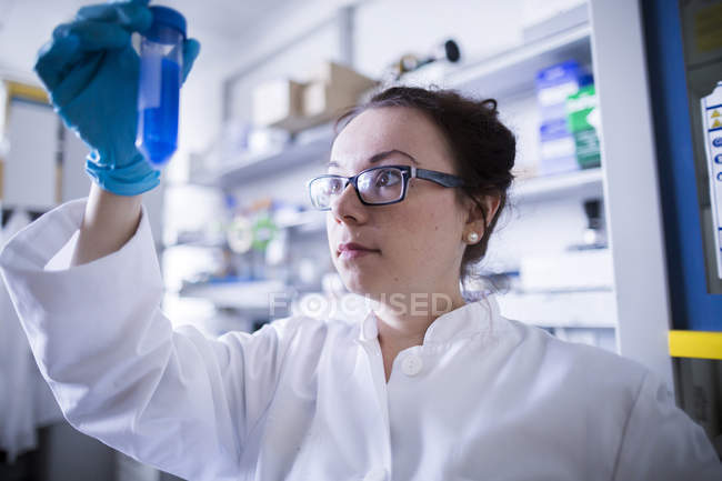 Científica femenina trabajando con tubo de ensayo - foto de stock