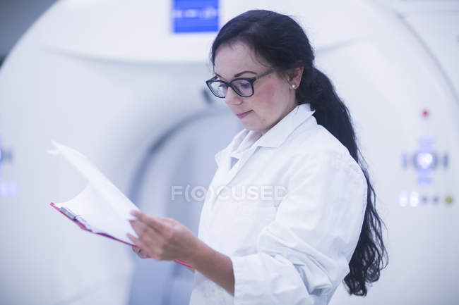 Radiologista do hospital verificando notas . — Fotografia de Stock