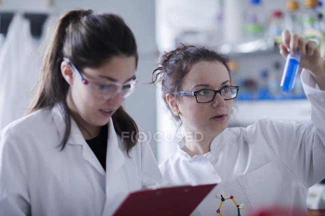 Científicas trabajando en laboratorio
. - foto de stock