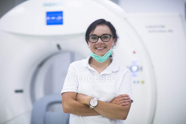 Radiologista do hospital posando na frente do tomógrafo — Fotografia de Stock