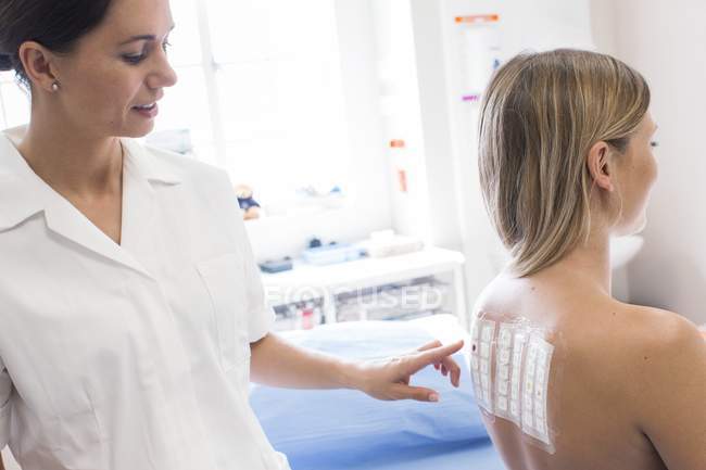 Paciente femenina sometida a prueba de parche en clínica de alergia . - foto de stock