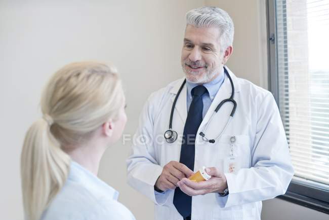 Médico maduro falando com paciente do sexo feminino
. — Fotografia de Stock