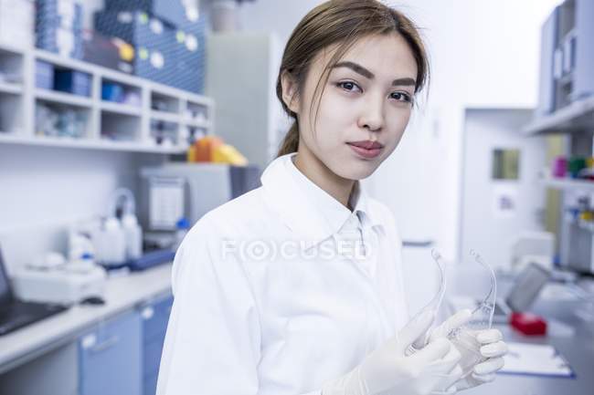 Asistente de laboratorio femenina mirando en cámara
. - foto de stock