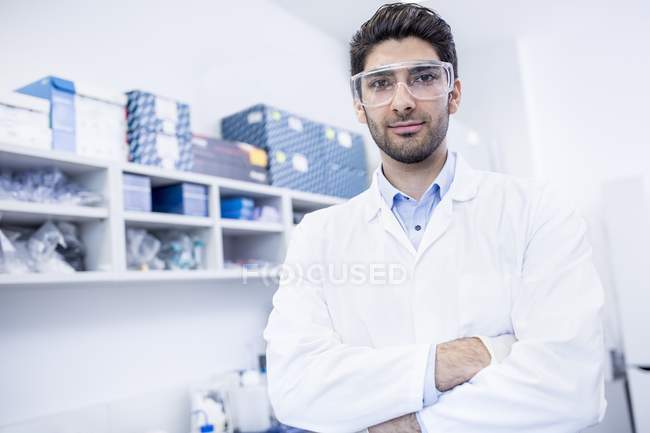 Male laboratory assistant with arms folded. — Stock Photo