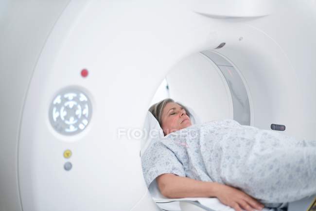 Femme mûre en IRM scanner . — Photo de stock