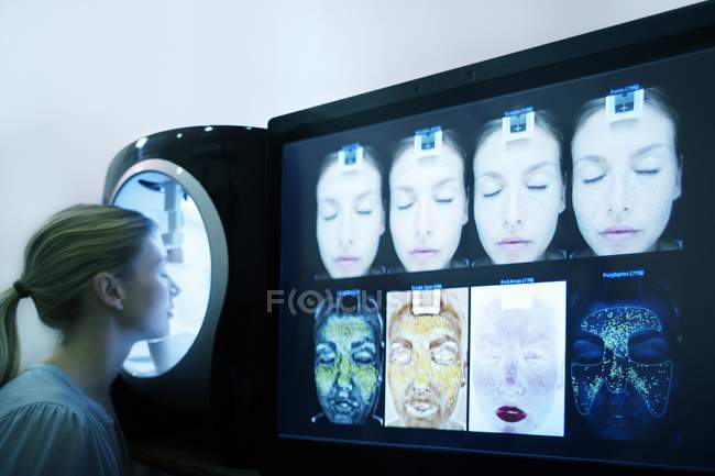 Woman undergoing scan examination in skin clinic. — Stock Photo