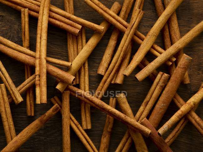 Cinnamon sticks on wooden background — Stock Photo