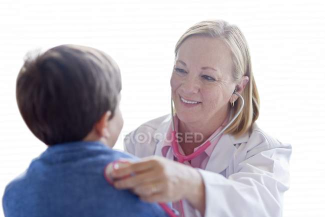 Infirmière utilisant le stéthoscope sur le garçon à l'hôpital . — Photo de stock