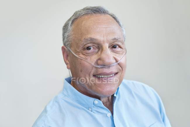 Paciente do sexo masculino com cânula nasal, retrato . — Fotografia de Stock