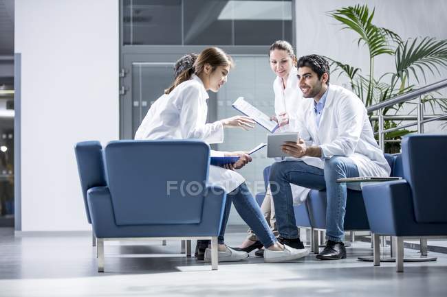 Ärztekollegen treffen sich in Krankenhauslobby. — Stockfoto