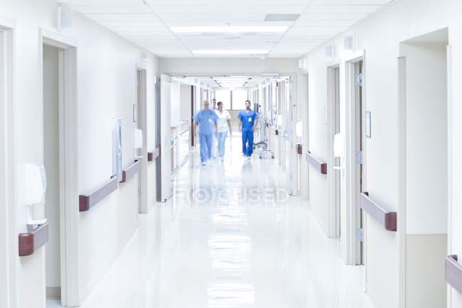 Врачи, идущие по коридору больницы . — стоковое фото