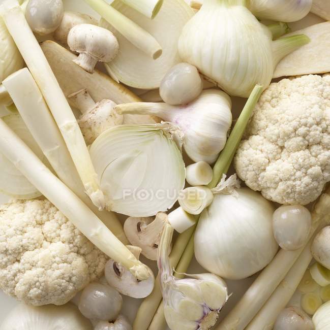 Frisches weißes Gemüse auf dem Tisch, voller Rahmen. — Stockfoto