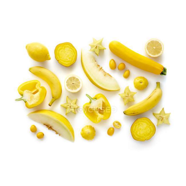 Frische gelbe Produkte auf weißem Hintergrund. — Stockfoto