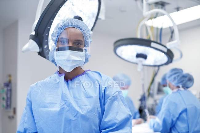 Cirurgiã mulher usando máscara e viseira . — Fotografia de Stock