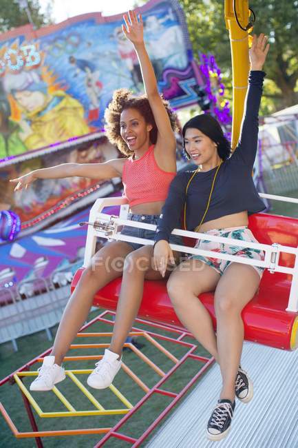 Duas jovens mulheres se divertindo no passeio de diversão
. — Fotografia de Stock