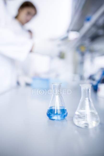 Frascos químicos em laboratório . — Fotografia de Stock