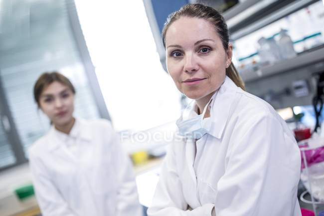 Жінки-вчені в лабораторії зі складеними руками . — стокове фото