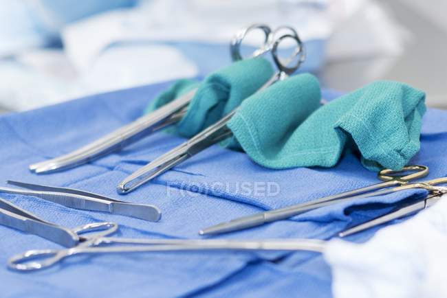 Equipos quirúrgicos en bandeja, primer plano . - foto de stock