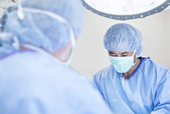 Ärzte arbeiten im Operationssaal im Krankenhaus. — Stockfoto