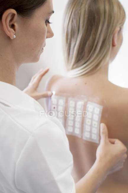 Patient unterzieht sich in Allergie-Klinik einem Pflaster-Test. — Stockfoto