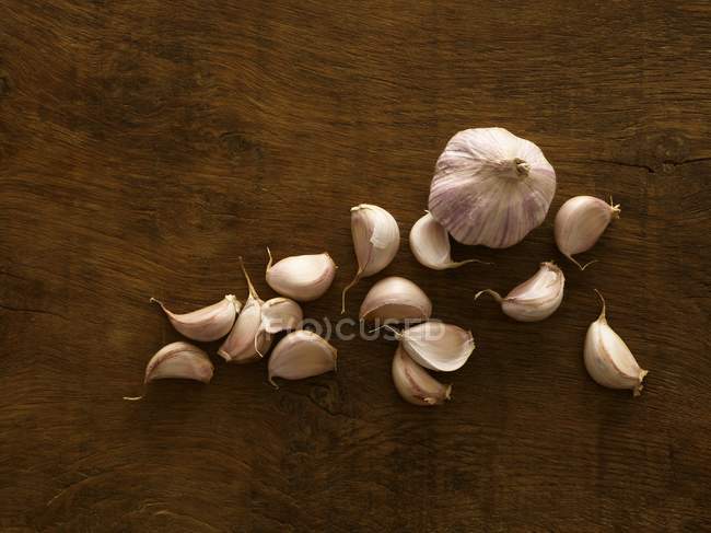 Garlic cloves and bulb, studio shot. — Stock Photo