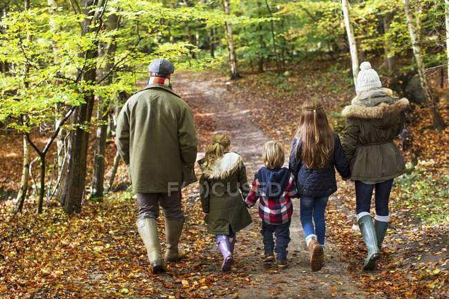 Сімейні прогулянки в осінньому лісі — стокове фото